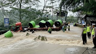 Download Lagu HUJAN DERAS JALAN BANJIR !!! DRAMA HARI INI, Truk Siba Surya Terjebak Total Melintas Tikungan Miring MP3