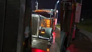 A little Wash #peterbilttrucks #peterbilt #trucker #fltruckriderz @Fltruckriderz