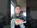 Provando sushi cru no Japão.