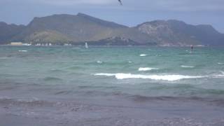 aprendiendo kitefoil boarding Pollensa Bay clases de kitesurf en Mallorca