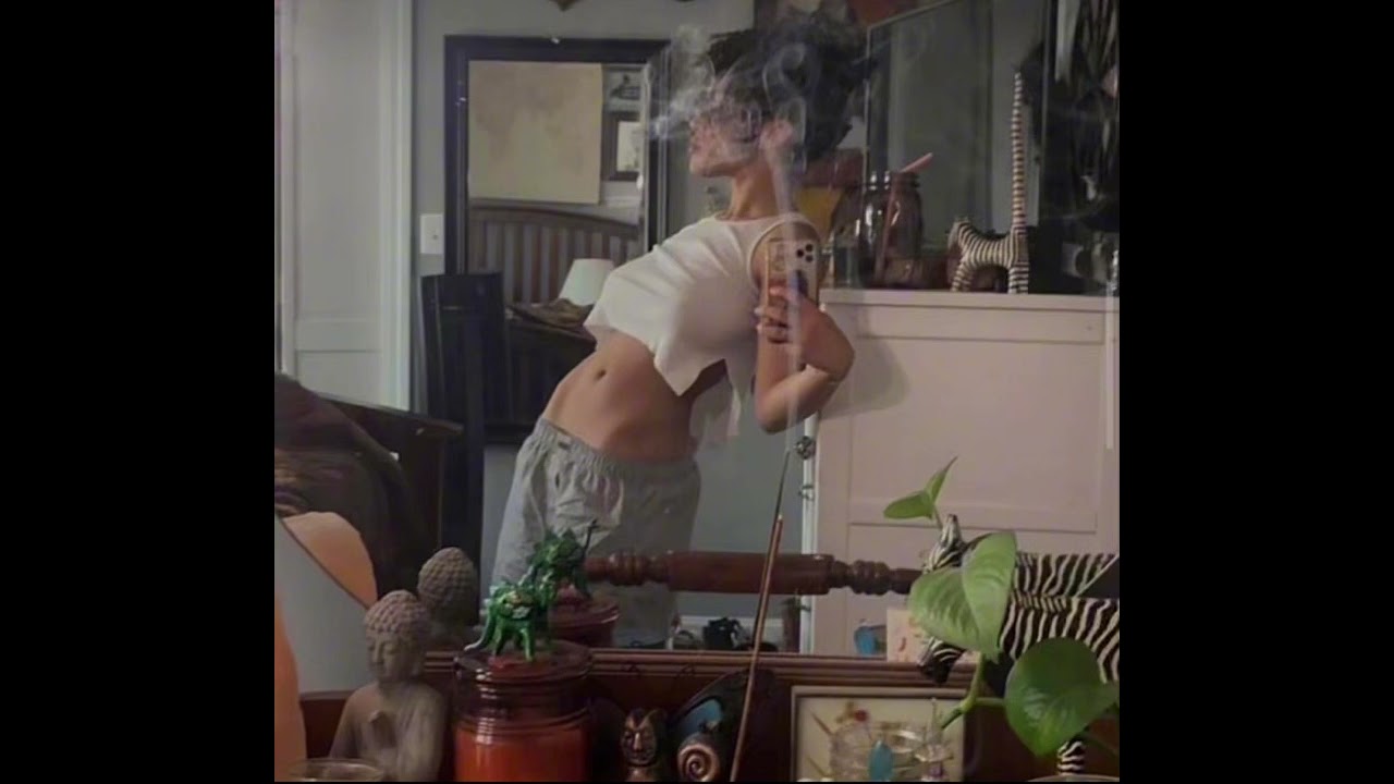 Sometimes it’s in your hand sometimes it’s out of it and that’s ok ! 🤍.      (Stoners therapy)