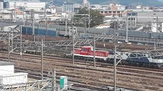 京都鉄道博物館でEF64とDD200と貨車の通過シーン（2020年1月25日土曜日）携帯電話で撮影