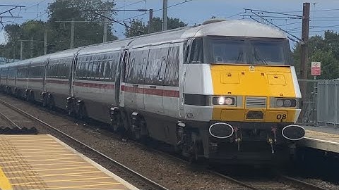 🚨 * Extremely rare * Class 91 Battle of Britain with horn passing through Stevenage at speed!!!