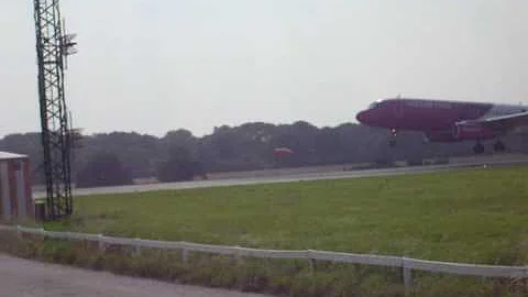 wizz air a320 landing luton