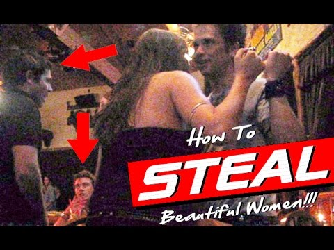 HOW TO STEAL A BEAUTIFUL WOMAN FROM 2 GUYS! HIGH RISK APPROACH! ( REAL INFIELD "NIGHTGAME" PICKUP ) - 동영상