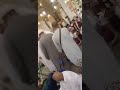 لقاء وعناق الشيخ سليمان الرحيلي حفظه الله مع الشيخ عبد المجيد جمعة الزواوي الجزائري في المدينة