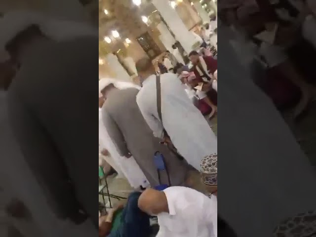 لقاء وعناق الشيخ سليمان الرحيلي حفظه الله مع الشيخ عبد المجيد جمعة الزواوي الجزائري في المدينة