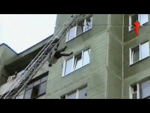 Шок! Мужик вытворяет безумные трюки на пожарной лестнице!