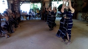 Điệu múa  của người dân tộc Làng Cù Lần