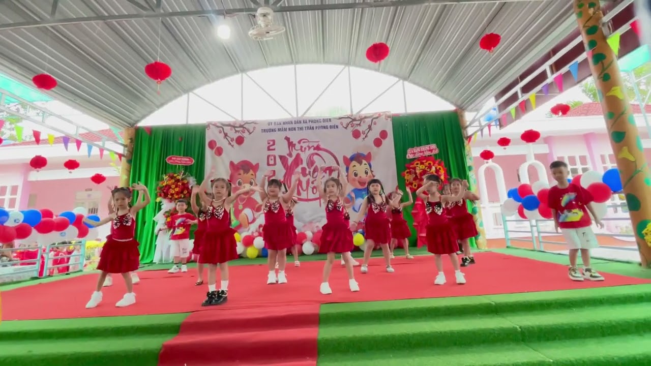 Pé Kim biểu diễn văn nghệ Tết ở Trường Mẫu Giáo