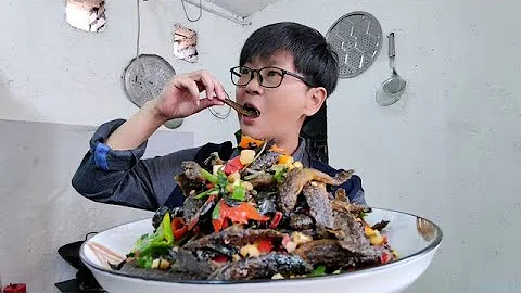 九九炒泥鳅，半斤紫苏下锅厨房都变香饽饽了，下锅圆出锅扁馋人了 - 天天要闻