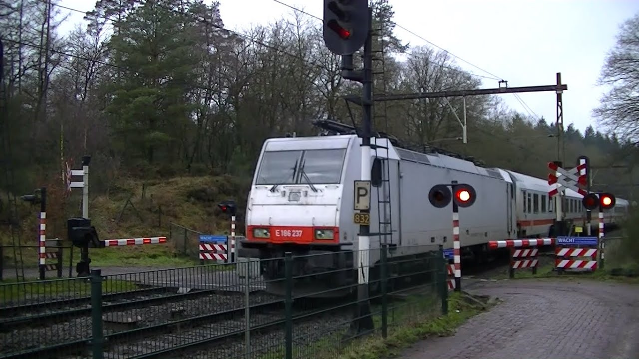 Spoorwegovergang Apeldoorn // Dutch railroad crossing