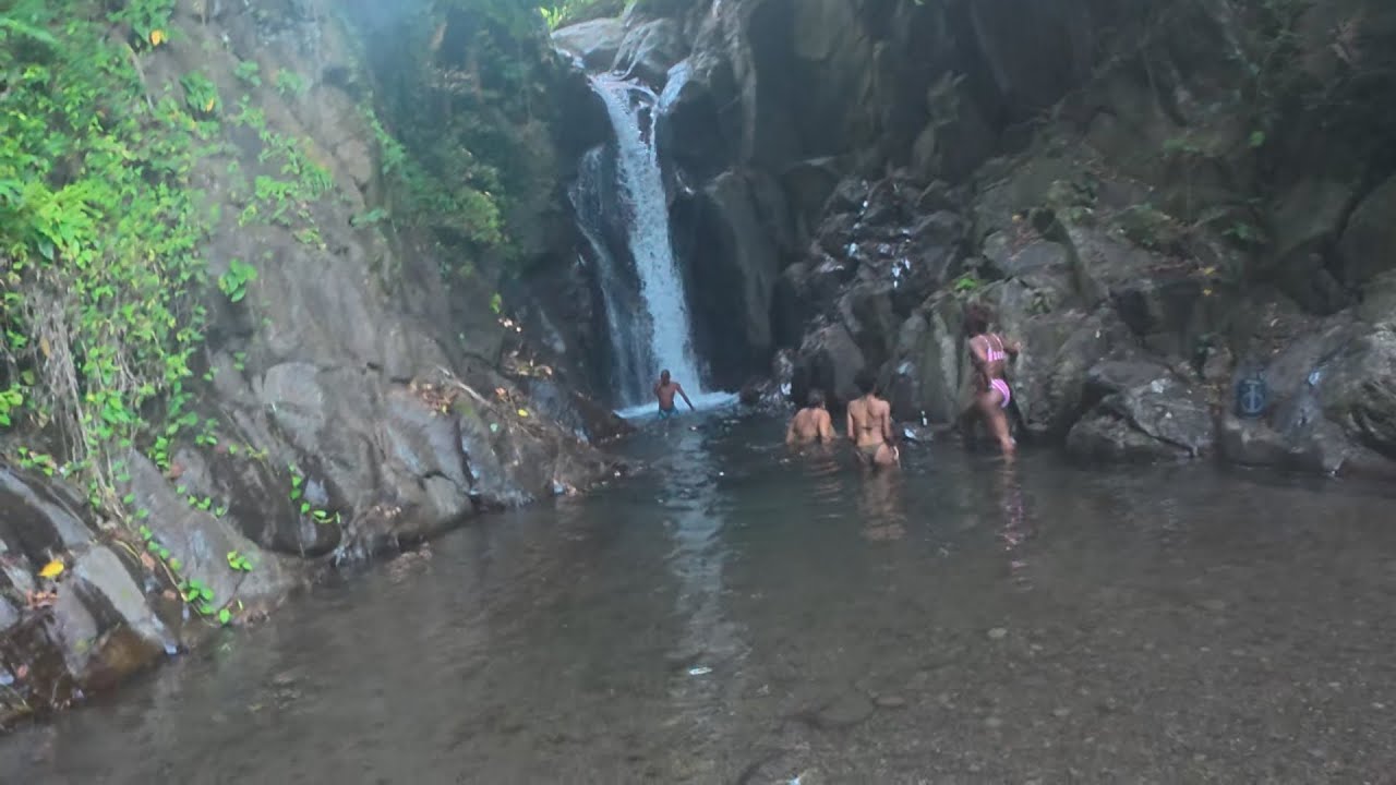 Брат с Барбадоса впервые на водопаде Макмэй в Джорджтауне, Сент-Винсент и Гренадины 🇻🇨🇧🇧