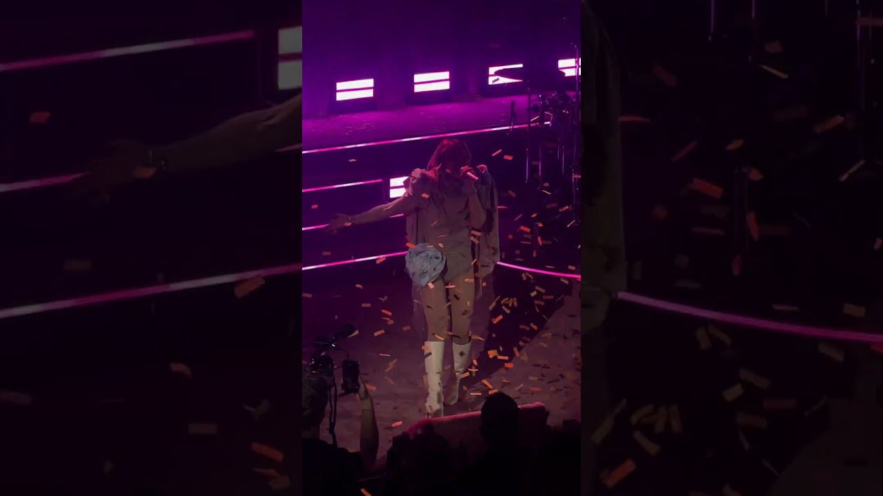 Hilary Duff performs What Dreams Are Made Of for the very first time 🤩 #hilaryduff #lizziemcguire