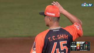08/02 統一 vs 樂天 五局下，梁家榮高飛犧牲打為樂天追回一分，同時是生涯第100分打點