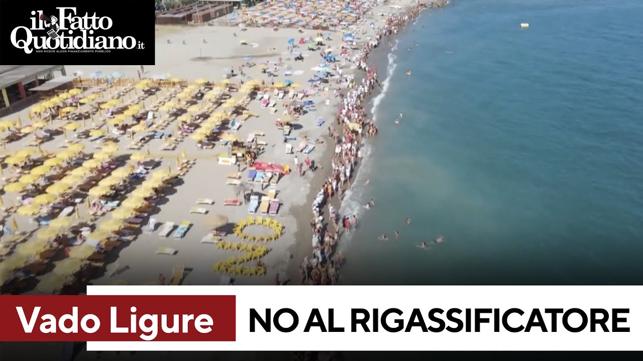 Protesta contro il rigassificatore a Vado Ligure: 15 chilometri di catena umana sulla spiaggia
