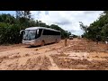 Ônibus sendo desatolados na BR-319