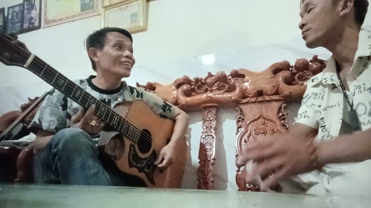 Tuấn học Guitar với Thầy Trần Tùng