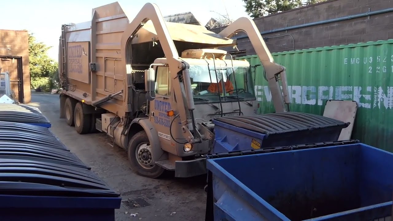 Autocar WX64 Wittke Front Loader (United Disposal)