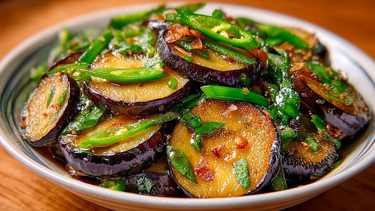 Баклажаны, приготовленные таким способом, получаются невероятно вкусными и сытными – нежными и полны