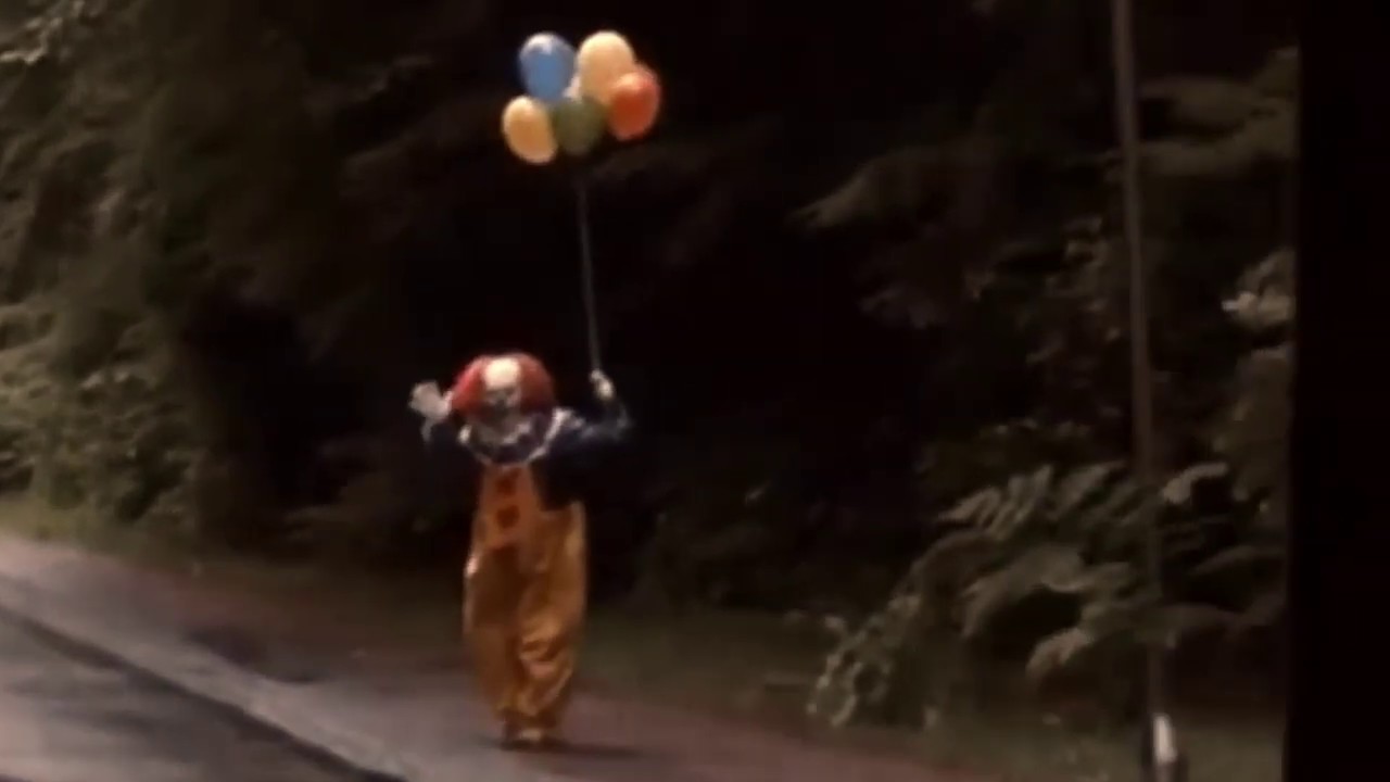 клоун прыгает. рональд макдональдс. косплей джокера хоакина феникса. рональд макдональдс. человек клоун.