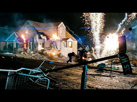 Quando os subúrbios se transformam em uma zona de guerra | Super 8 | Clipe