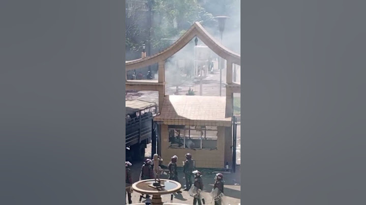 Kenyan Protesters Breach Parliament Barricade, Enter Compound