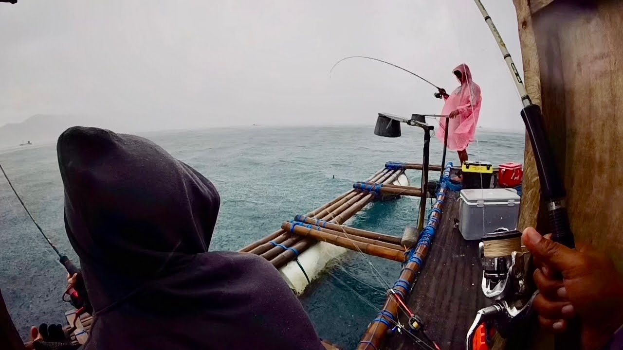 TIBA -TIBA BADAI DATANG ketika lagi mancing di bagan apung tengah laut
