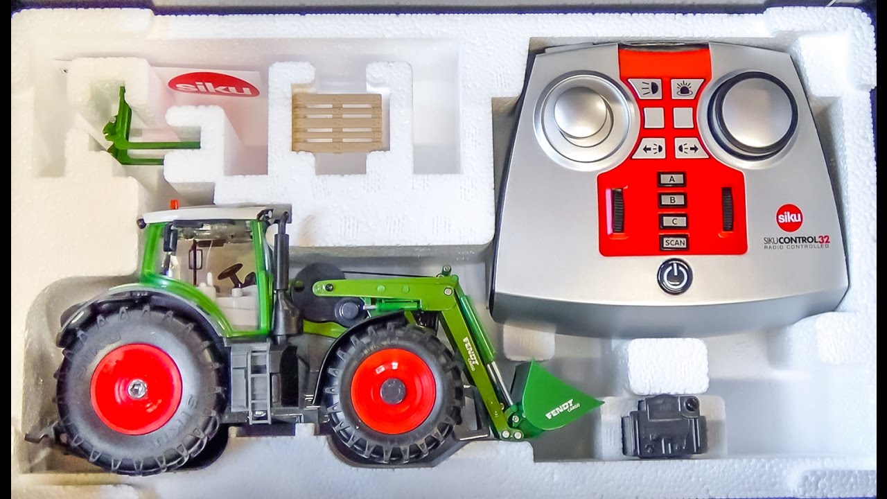 RC tractor gets unboxed and dirty for 