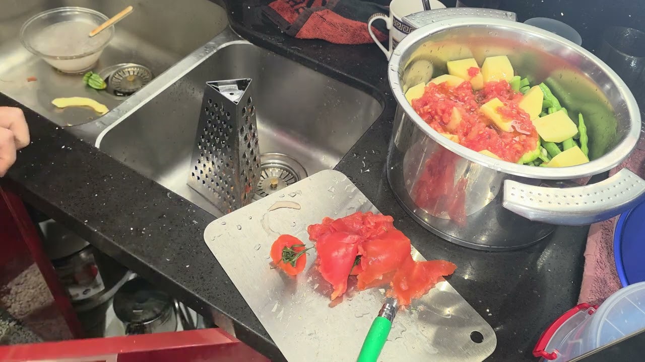 Λαδερα φασολάκια με πατάτα τραχανά (ξινοχωντρο)  το μυστικό ξέρετε ποιο είναι?