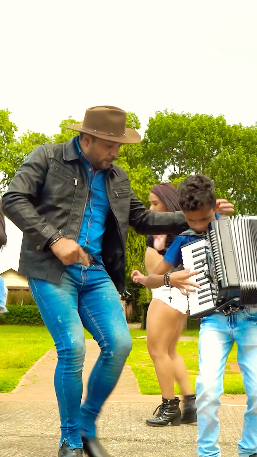 É hoje que o Piseiro vai bombar com os fenômenos da internet Leãozinho e seu filho #boanoiteee