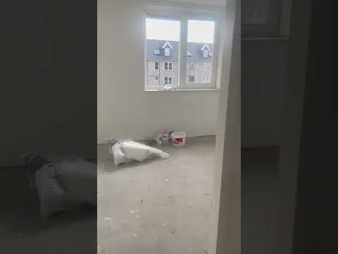 Video afspelen: Renovlies behangen in Almere bij een nieuwbouwwoning - Video 746 - Behangservice Nederland