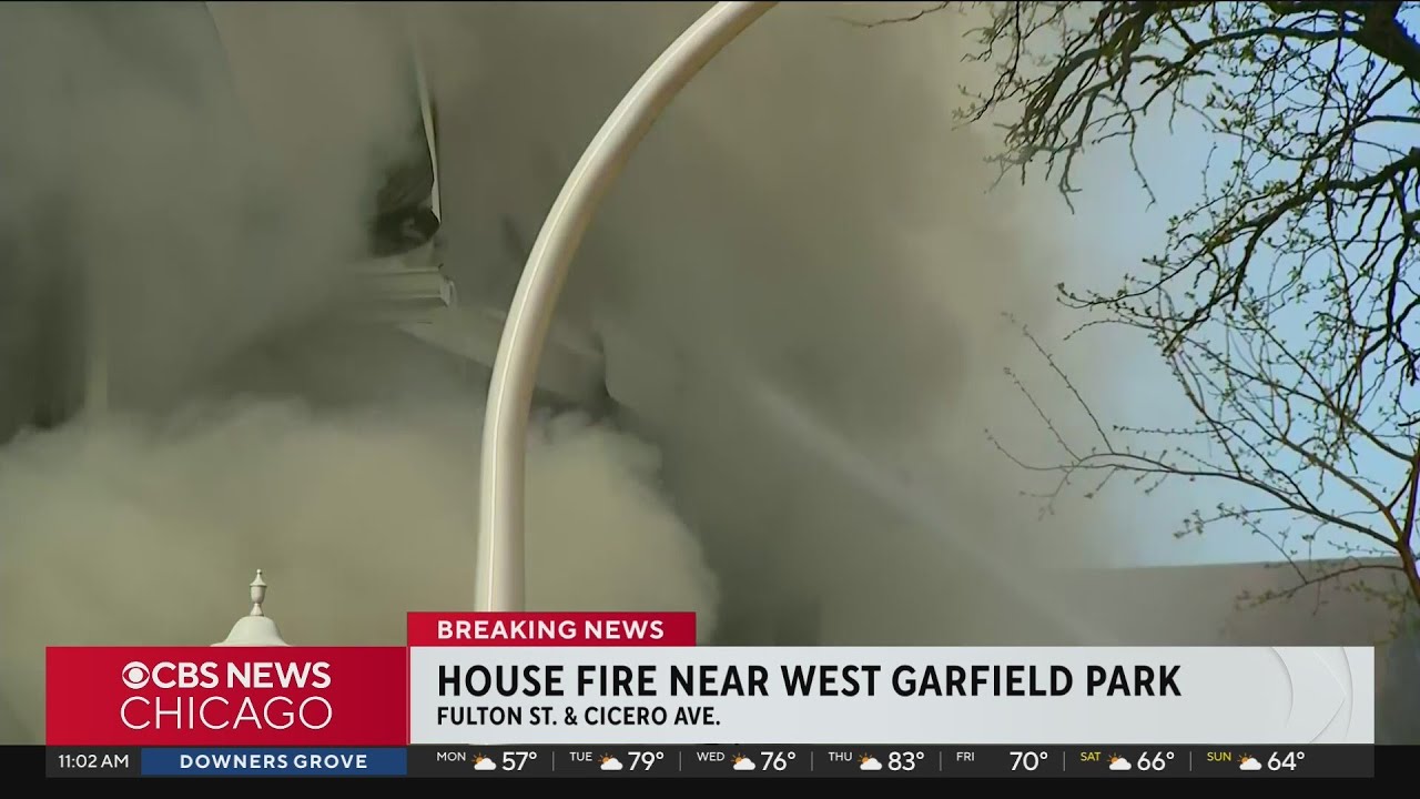 Fire destroys or damages 3 houses on Chicago's West Side - YouTube
