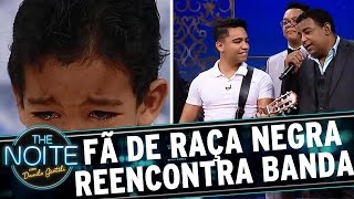 Menino fã de Raça Negra reencontra seu grupo favorito | The Noite (23/03/17)