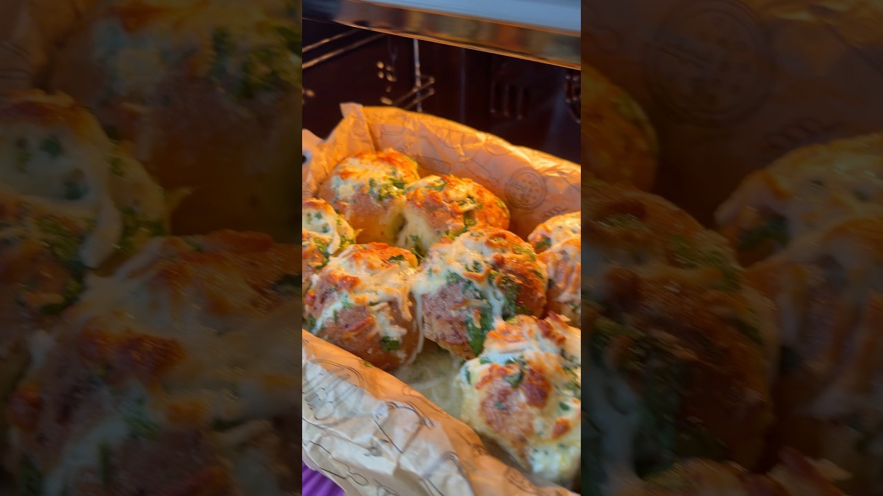 Nefis sarımsaklı ekmek tarifim🧄🤤#sarımsaklıekmek #pratiktarifler #shortvideo #iftar #akşamyemeği Nefis sarımsaklı ekmek tarifim🧄🤤#sarımsaklıekmek #pratiktarifler #shortvideo #iftar #akşamyemeği