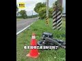 栽進垃圾車！檔車男猛追撞車尾 廚餘桶噴飛 #shorts
