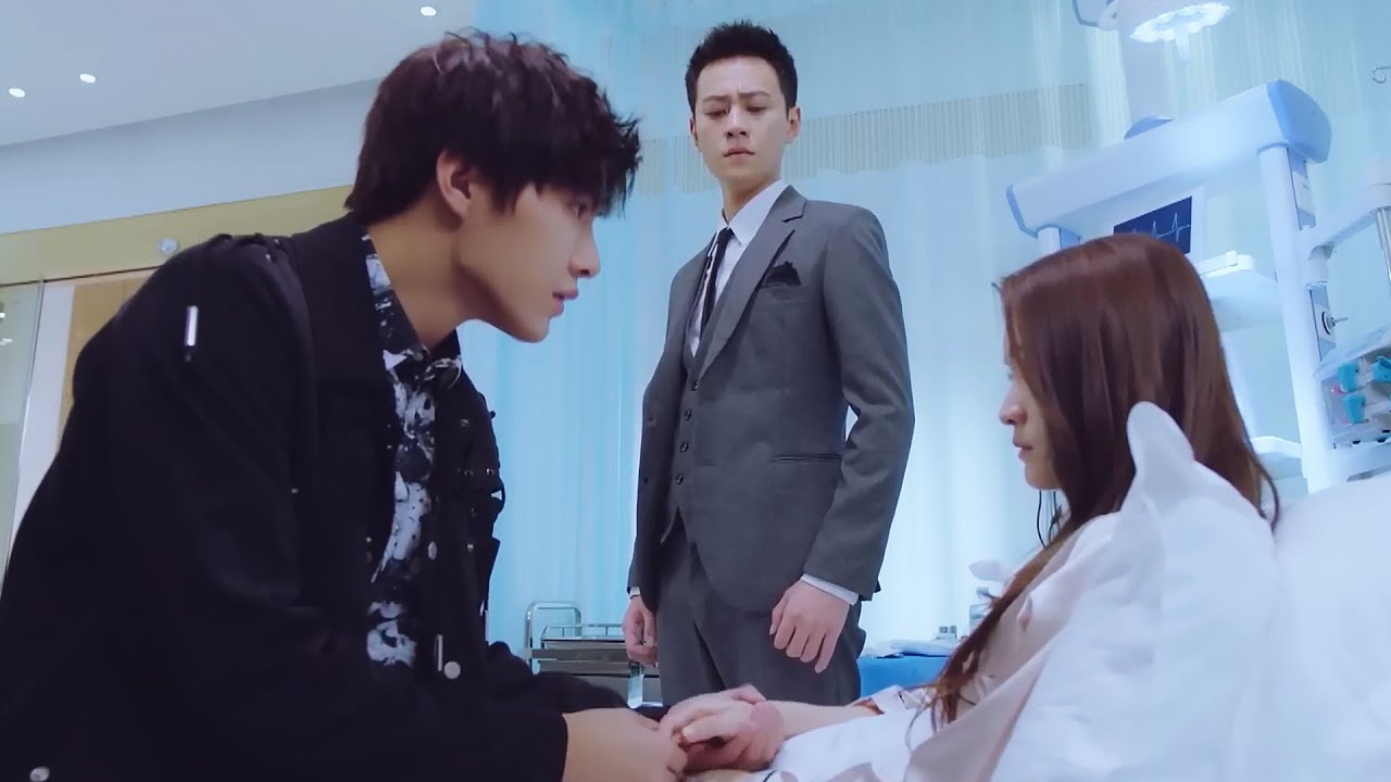 Гендиректор требует ответа от Золушки, как снаружи раздаётся: 