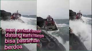 KAPAL TUQ BOAT DI HANTAM OMBAK BESAR/begini lah keadaan para pelaut saat d hantam ombak besar. KAPAL TUQ BOAT DI HANTAM OMBAK BESAR/begini lah keadaan para pelaut saat d hantam ombak besar.