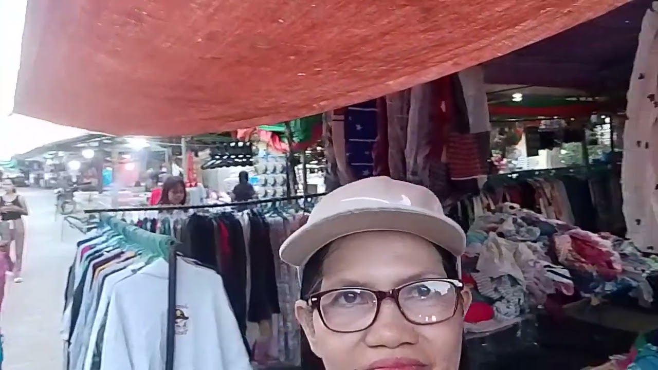 There so many bargain sales at the side walk in our town 👍👋♥️🌹♥️🌹♥️