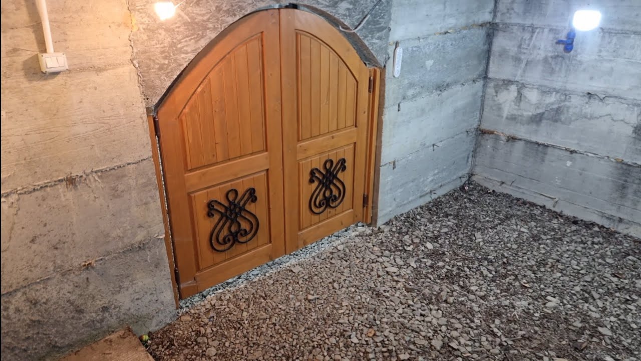 Beci Pivnita , organizare rafturi beci , model usa beci , rafturi lemn