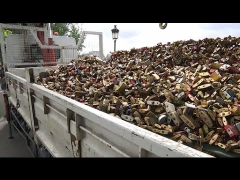 Paris Les Cadenas D Amour Retires Du Pont Des Arts Youtube
