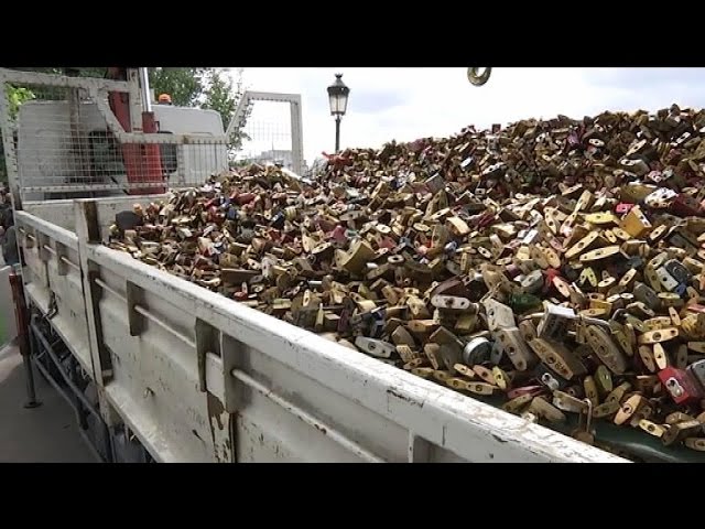 Paris Les Cadenas D Amour Retires Du Pont Des Arts Youtube