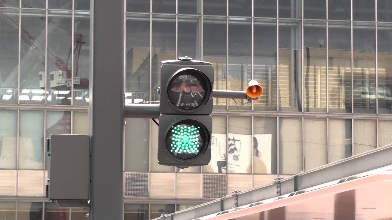 旭川駅にある珍しい歩行者用信号機 - YouTube