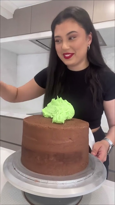 This is how I made a Shrek Cake 👀💚 #food #shrek #cake #foodie #foodlover #birthday #chocolate #fun