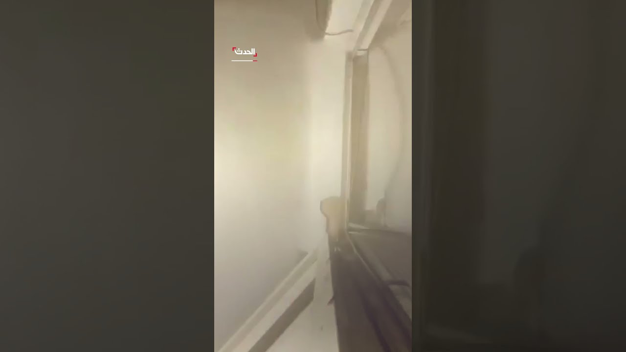 لحظة تعرض أحد المنازل في تل أبيب لضربة مباشرة