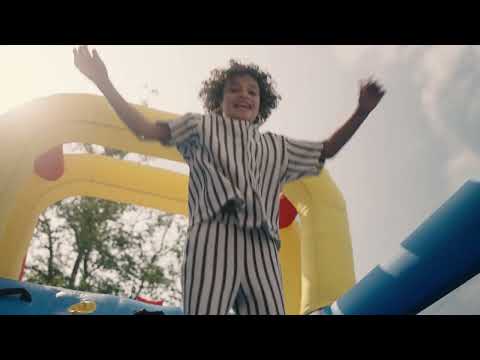 Auf YouTube findest du die angesagtesten Videos und Tracks. Außerdem kannst du eigene Inhalte hochladen und mit Freunden oder gleich der ganzen Welt teilen.