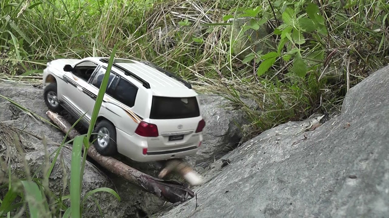 1/24 AutoRC Geko24 ARTR Landcruiser | Episode: Creek (GK24 4WD micro crawler www.tiny4x4.com)