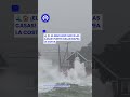¡El mar se sale de control! Olas gigantes golpean casas