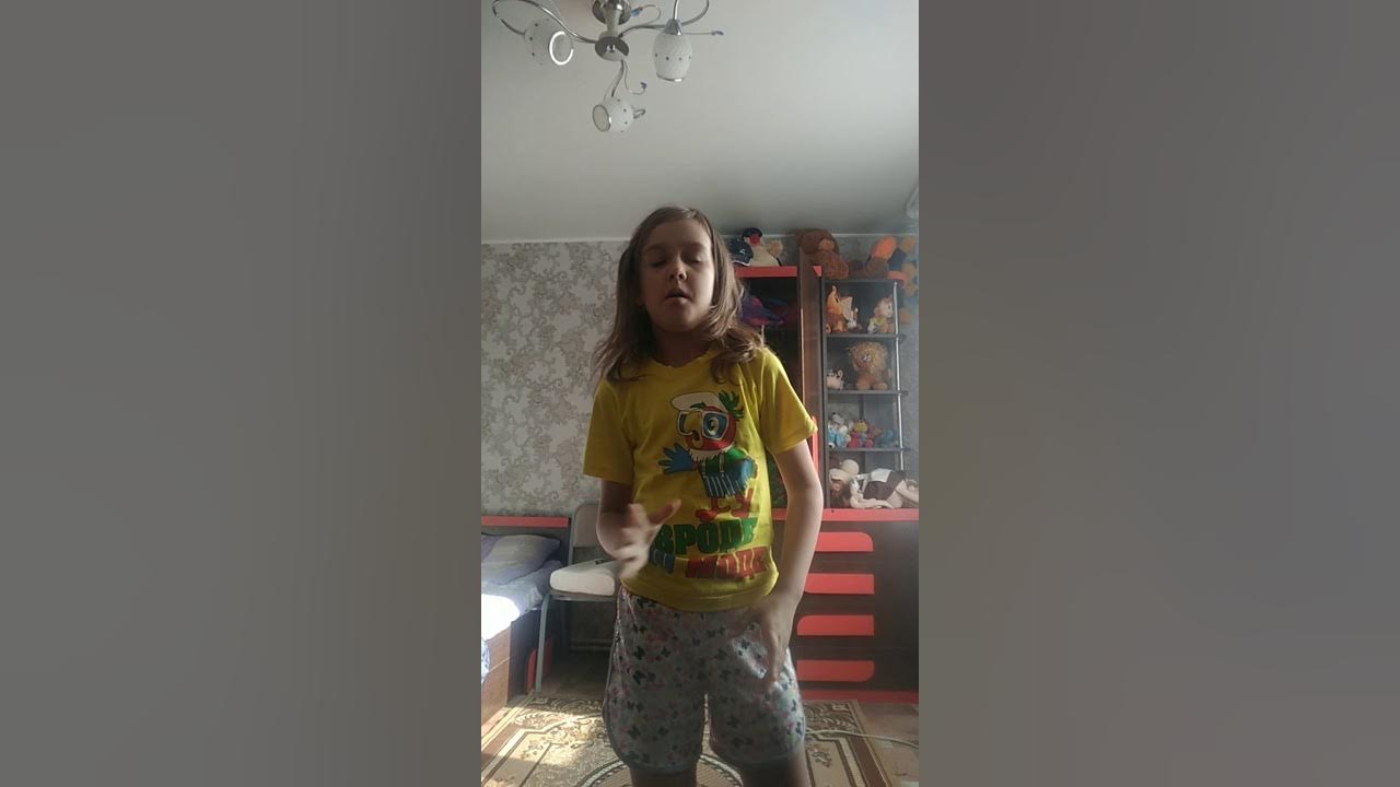 Камила токарева тик ток. Ариша тик ток. Рашен гёрл тик ток. Лайк для детей. Маленькая девочка из тиктока оценивающик взгляд.