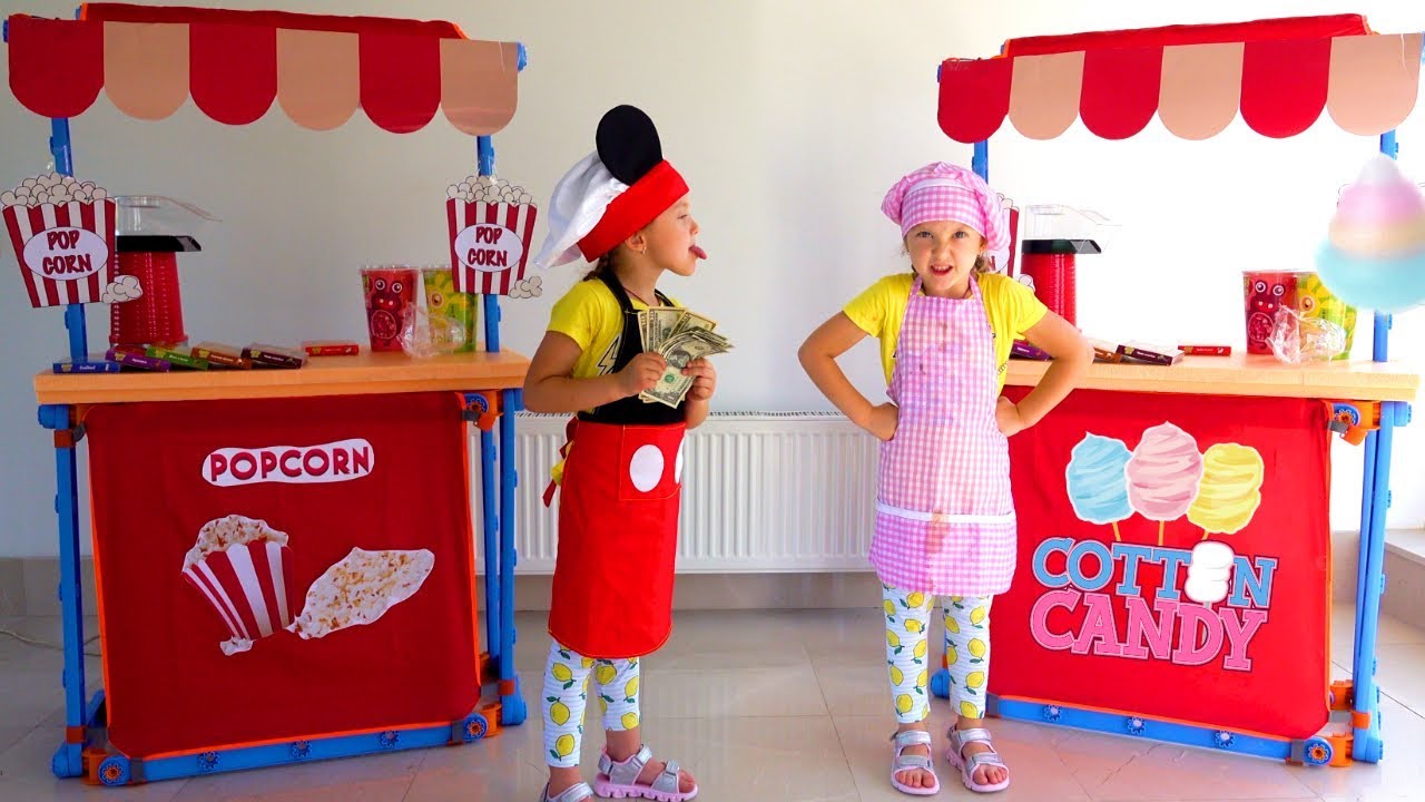 Ксюша и соседка Ксения играют в магазин мороженого